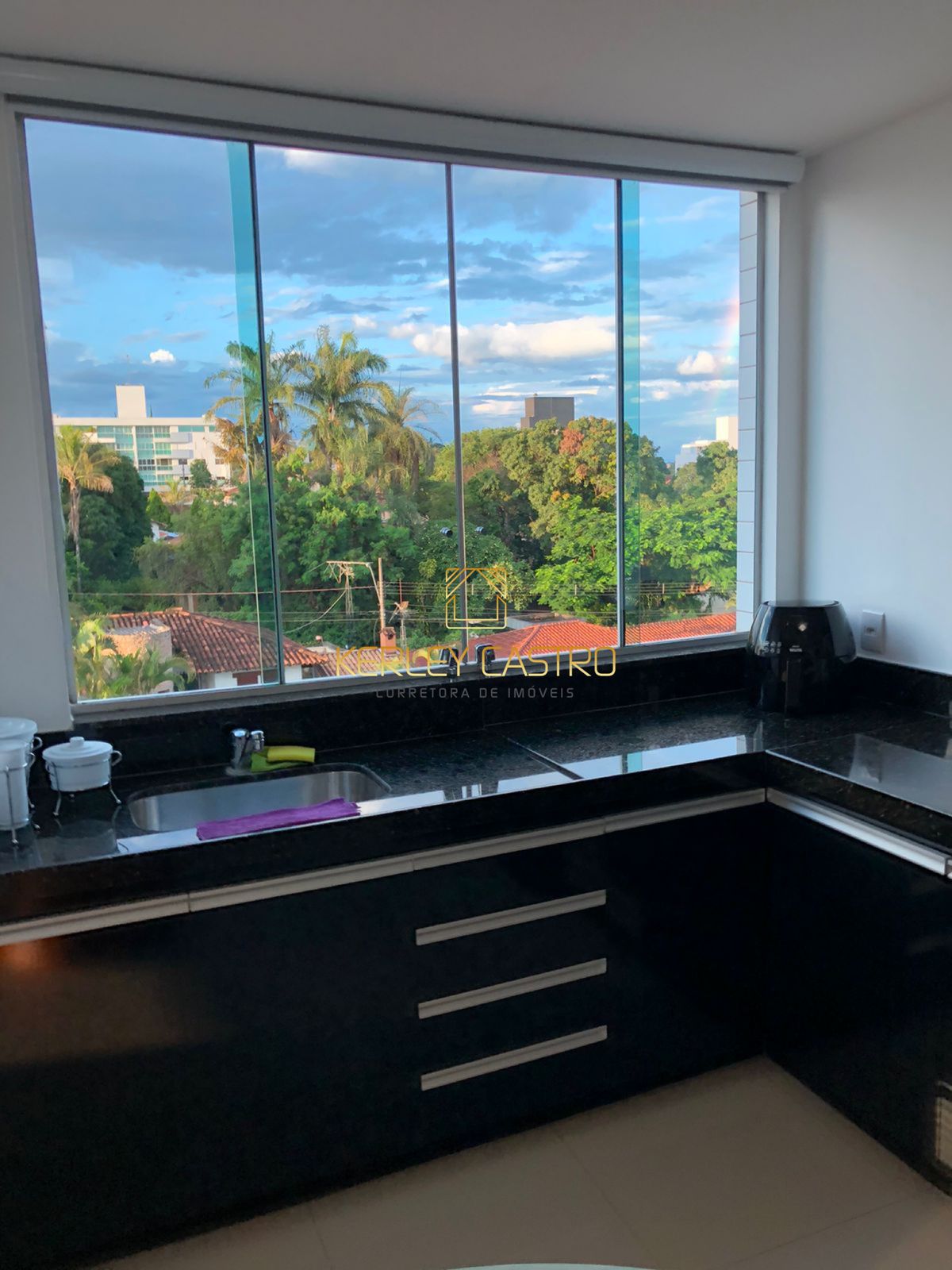 ÓTIMA COBERTURA DE TRÊS QUARTOS NO BAIRRO JARDIM CAMBUÍ